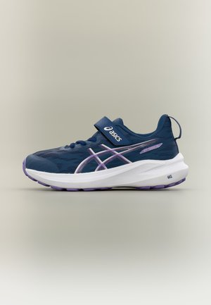 Chaussure de course Asics bleu foncé avec des accents violet clair, semelle blanche, fermeture velcro et languette au talon, vue de côté.