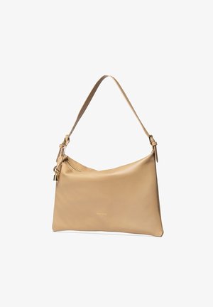 Sac à épaule en cuir beige avec sangle réglable, breloque cadenas dorée et fermeture éclair, nom de la marque subtilement embossé sur le devant.