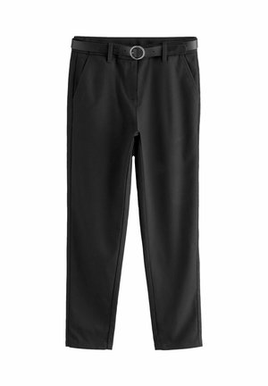 Pantaloni negri dintr-un material neted și durabil. Caracteristicile includ un brâu cu o cataramă circulară, buzunare laterale și o croială ajustată.