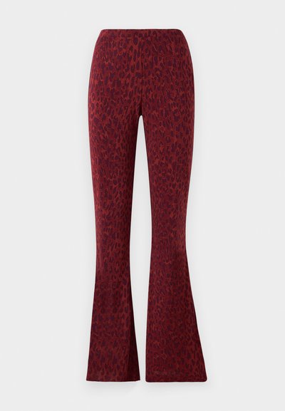 Punased flared püksid, millel on sametine leopardimuster, sile tekstuur ja mugav elastsest kummist vöökoht.