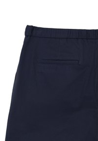 Pantalon bleu marine avec une taille élastique et une poche passepoilée arrière, présenté sur un fond blanc.
