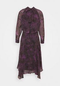 Fialové a černé vzorované průhledné šaty s dlouhým rukávem, vysokým límcem s mašlí, přiléhavým pasem a asymetrickým lemem.