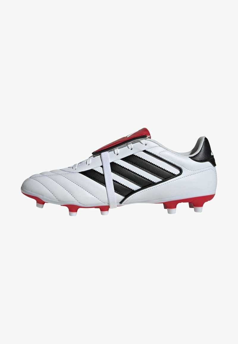 Botas de futebol Adidas, parte superior branca, três riscas pretas, acentos vermelhos, fecho com atacadores, superfície texturizada, cravos moldados para tração.