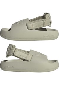 Svijetlosive natikače na pripijanje s otvorenim prstima, podesivim remenom i teksturiranom potplatom. Imaju Adidas logo sa strane.