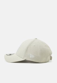 Casquette grise au design structuré, avec un logo brodé en blanc, des trous de ventilation et une visière incurvée. Sangle arrière ajustable.
