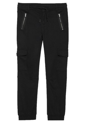 Pantalones cargo negros con bolsillos frontales con cremallera, bolsillos laterales con solapa y botón, cintura con cordón ajustable y puños elásticos en los tobillos.
