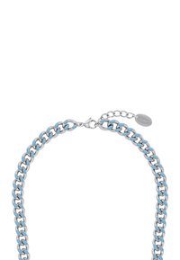 Collana in metallo a catena con anelli d'argento alternativi e accenti blu chiaro, dotata di un gancio a moschettone e una catena regolabile per la lunghezza.