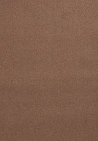 Brązowy materiał filcowy o jednolitej fakturze, charakteryzujący się miękką, włóknistą powierzchnią. Odcień jest ciepły i ziemisty, z minimalnymi różnicami.