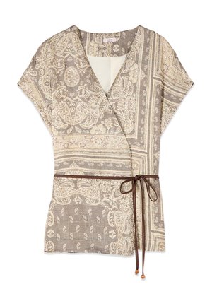 Bežová a taupe halenka s paisley vzorem, krátkými rukávy a tenkým hnědým páskem v pase s korálkovými akcenty.