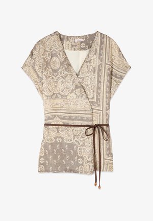 Beige und taupe Paisley-muster Wickelbluse mit kurzen Ärmeln und einem dünnen braunen Taillengürtel mit Perlenakzenten.