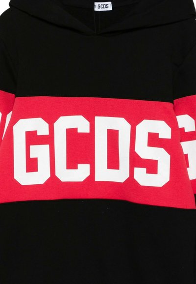 Schwarzer und roter Hoodie mit einem großen weißen "GCDS"-Logo auf einem roten Band. Weicher Stoff, mit Kapuze und kontrastierenden Farbsperren.