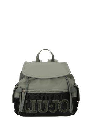 Zaino grigio con tasca frontale con zip e tasche laterali a patta, caratterizzato da pannello in rete nera e logo "LIU·JO" in lettere verde oliva.