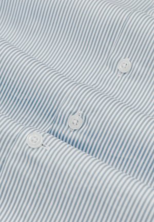 Világoskék-fehér csíkos pamut ing, fehér gombokkal az elején, sima, texturált szövettel.