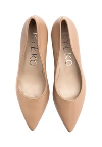 Beżowe skórzane baleriny z wąskim czubkiem, gładką teksturą i detalami przeszycia wzdłuż podeszwy. Logo w kolorze srebrnym nadrukowane wewnątrz.