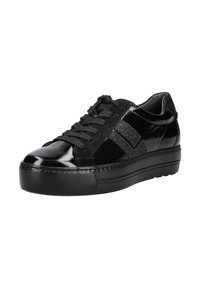 Baskets basses noires avec des panneaux en cuir verni brillant et en suède, des bandes latérales scintillantes, des lacets noirs et une semelle épaisse texturée.