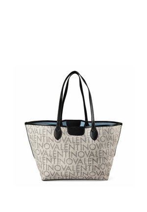 Bolso tote beige con asas y ribetes negros, con un patrón repetido de texto "VALENTINO" en toda la tela.