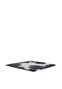 Servilleta cuadrada de tela con un patrón floral en azul oscuro sobre un fondo claro. Los bordes están bien acabados y tiene una textura suave.