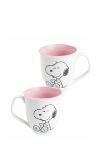 Tazze in ceramica con esterno bianco e interno rosa. Presentano un contorno nero di Snoopy che tiene un cuore. Finitura liscia, manico curvo.