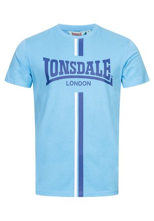 Ljusblå bomulls t-shirt med rund hals. Har en djärv marinblå "Lonsdale London"-logotyp och vit vertikal randdetalj på framsidan.