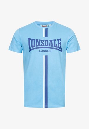 Világoskék pamut póló, kerek nyakú. Az elején feltűnő sötétkék "Lonsdale London" logóval és fehér függőleges csíkkal rendelkezik.