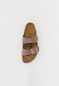 Sandalo in pelle marrone con due cinturini regolabili e fibbie in ottone. Soletta imbottita in schiuma, suola liscia, design con retro aperto. Misura 38.