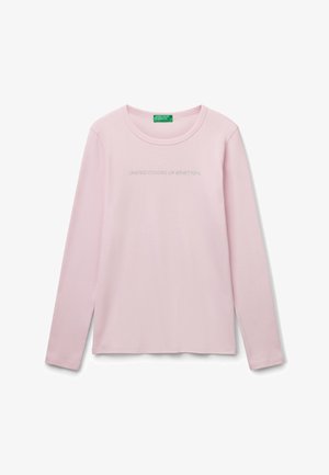 Helle rosa Langarmshirt mit rundem Ausschnitt und dem Text "UNITED COLORS OF BENETTON" über der Brust.