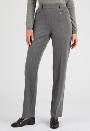 Grijze op maat gemaakte broek met een gladde textuur, voorzien van ritszakken en een slim fit ontwerp. Gepaard met zwarte instap schoenen.