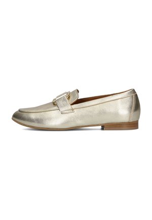 Gouden metallic leren loafers met een ronde neus, decoratieve gespdetail aan de voorkant en een lage houten hak. Glad textuur.