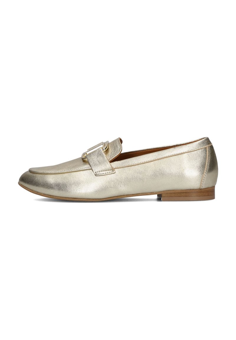 Gouden metallic leren loafers met een ronde neus, decoratieve gespdetail aan de voorkant en een lage houten hak. Glad textuur.