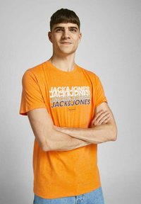 Jack & Jones JORBRADY TEE CREW NECK - Camiseta estampada - sun orange