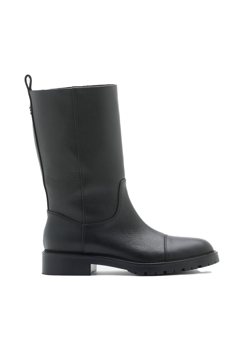 Bota de cuero negro hasta la rodilla con un acabado texturizado, puntera redonda y un tacón bajo tipo bloque. Presenta una lengüeta trasera y cremallera lateral.