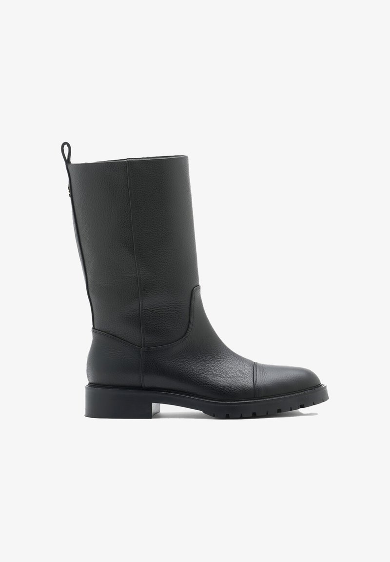 Fekete bőr, térdig érő csizma, texturált felülettel, kerek orral és alacsony blokk sarkával. Hátsó húzófüllel és oldalsó cipzárral rendelkezik.