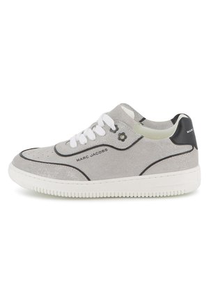 Zilveren glinsterende sneakers met witte veters, zwarte hakaccent en subtiele branding. Ronde neus en een getextureerde rubberen zool.