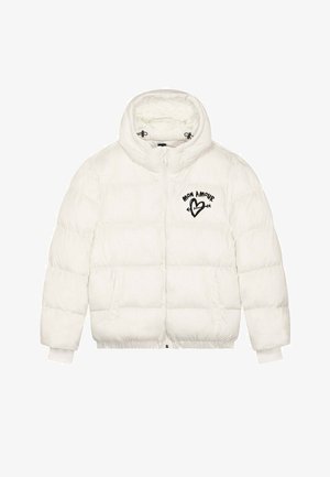 Witte pufferjas met een hoge kraag, voorzien van een ritssluiting aan de voorkant, twee zijzakken en een zwarte "MON AMOUR" opdruk op de borst.
