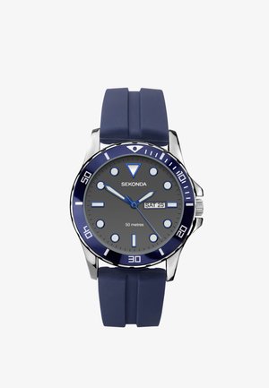 Une montre en acier inoxydable avec un cadran gris, des accents bleus et un bracelet en silicone marine, avec un affichage de la date et une résistance à l'eau de 50 mètres.