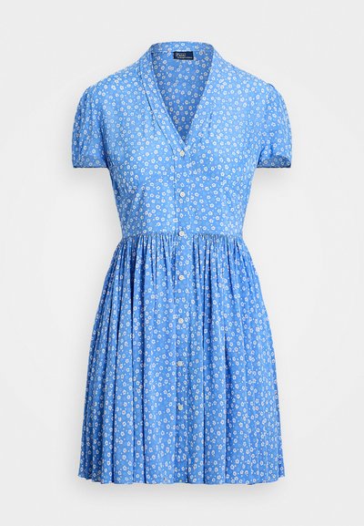 Modrá kvetinová šaty s krátkymi rukávmi, výstrihom do V, gombíkovým zapínaním a plisovanou sukňou. Tkanina má po celom povrchu malé biele kvetinové vzory.