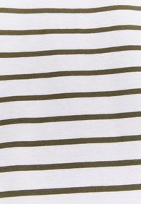 Pruhovaná látka s rovnoměrně rozloženými bílými a olivově zelenými horizontálními pruhy, s hladkou texturou a lehkým vzhledem.