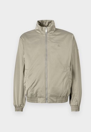 Khaki lichtgewicht zip-up jack met een hoge kraag, elastische manchetten en zijzakken, met een subtiele logo op de borst.