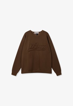 Sudadera marrón con cuello redondo, con un logo en relieve "10 Days" en el frente. Tiene mangas largas y un corte holgado.