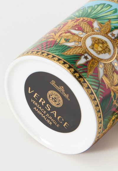 Πορσελάνινο φλιτζάνι με σχέδιο Versace Jungle Animalier, που απεικονίζει χρυσή κεφαλή Μέδουσας, τροπικά φύλλα και περίπλοκα κόκκινα και πράσινα μοτίβα.