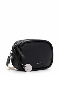 Borsa a tracolla nera in pelle con finitura testurizzata, chiusura con zip, etichetta decorativa e tracolla removibile. Forma rettangolare compatta.