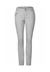 Pantalones ajustados gris oscuros, hechos de una tela suave, que cuentan con un bolsillo con cremallera en la parte delantera, con un acento de hardware circular y cierre de botón estándar.