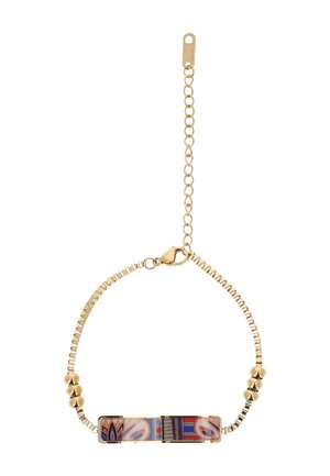 Złota bransoletka na łańcuszku z regulowanym zapięciem i prostokątnym emaliowanym zawieszką z kolorowymi, abstrakcyjnymi wzorami.