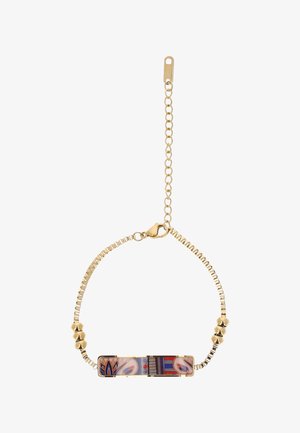 Guld kædearmbånd med justerbar lås og rektangulært emaljevedhæng med farverige abstrakte mønstre.