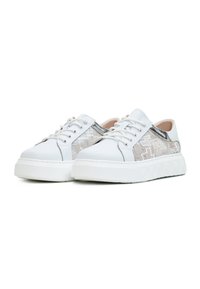 Sneakers bianchi con un pannello laterale in argento metallico testurizzato, punta rotonda, chiusura con lace-up e una suola spessa in gomma con un motivo geometrico.