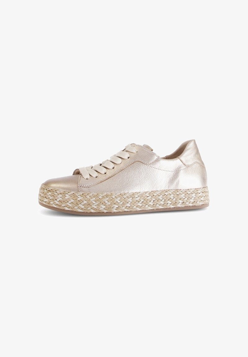 Baskets en cuir beige métallisé avec lacets à l'avant et semelle plateforme tressée, vues de côté sur fond blanc.
