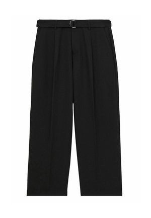 Pantaloni negri cu un design cu picioare largi, dotati cu o curea cu o cataramă argintie, plii în față și buzunare laterale. Textură netedă.