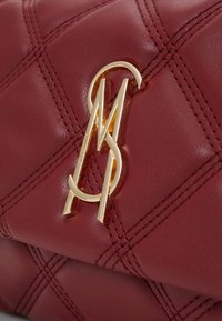 Steve Madden BVOLTURI - Skuldertasker - crimson