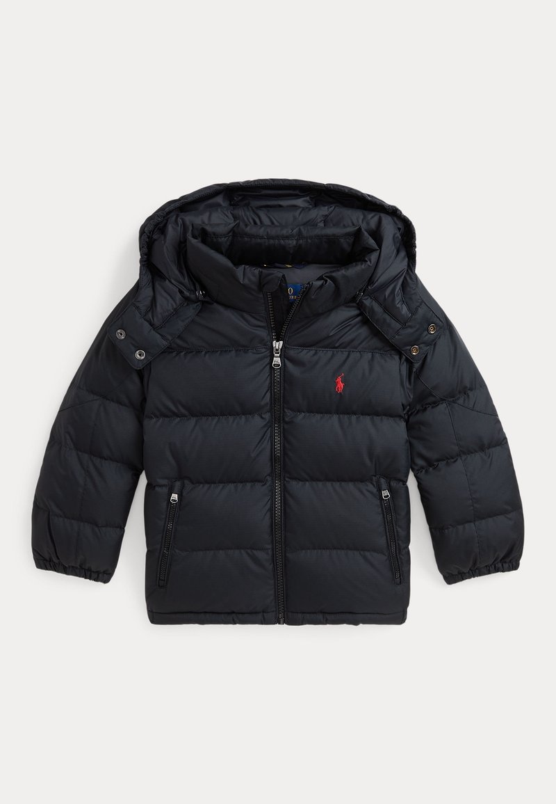 Giacca imbottita nera con cappuccio, cerniera frontale, tasche laterali con zip, polsini elasticizzati e logo di cavallo rosso ricamato sul petto.