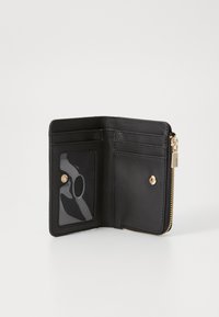 Portafoglio in pelle nera con chiusura a zip, dotato di scomparti per carte, finestra trasparente per documento d'identità e dettagli in hardware dorato. Texture liscia, design compatto.